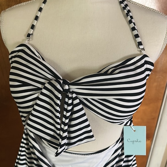 Black and white bathing suit - Picture 3 of 4